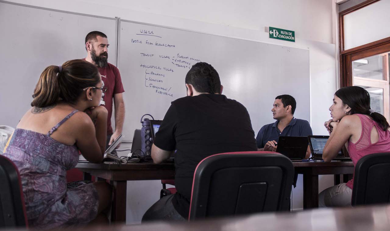 Brian Boyer leading a Chicas Poderosas workshop in 2013.